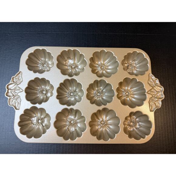 Nordic Ware Pumpkin Patch Pan 12 Mini Bundts 6 Cups - Picture 2 of 8